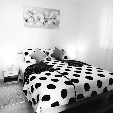 Sara Apartman Lovran