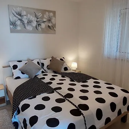 Sara Apartman Lovran