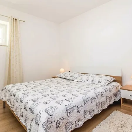 Sara Apartman Lovran